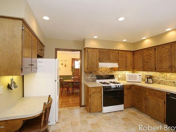 5th image of 4710 Chalet Ln SW