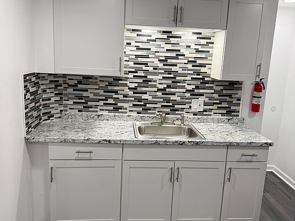 3rd image of 16 Oakwood Ave APT 2