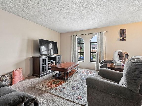 5th image of 36 Wheatridge Dr