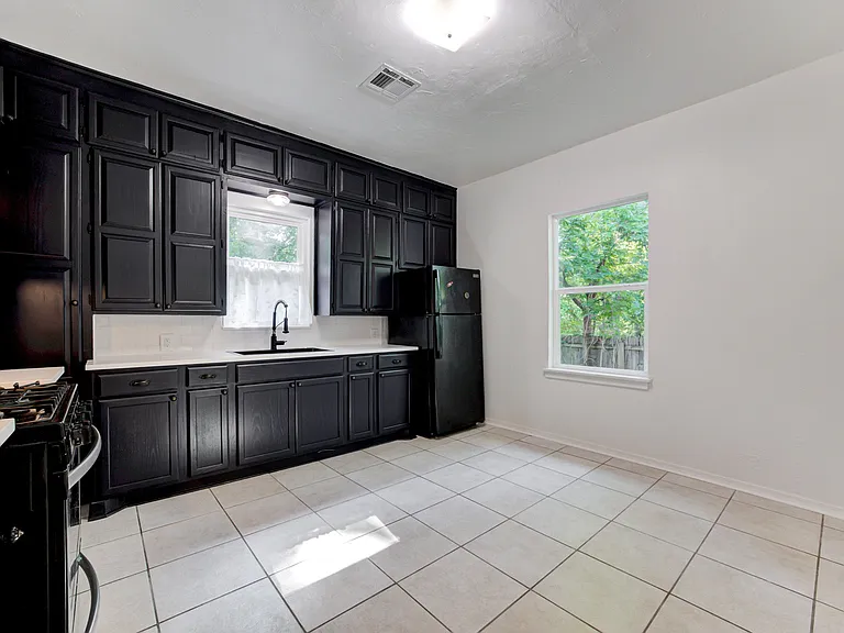 311 S Flood Ave — Photo 20