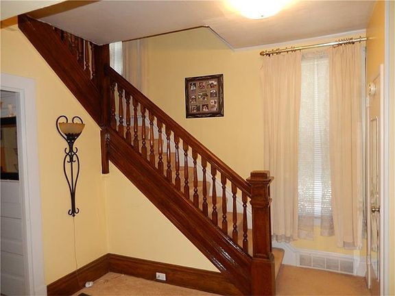 3rd image of 221 Painter St