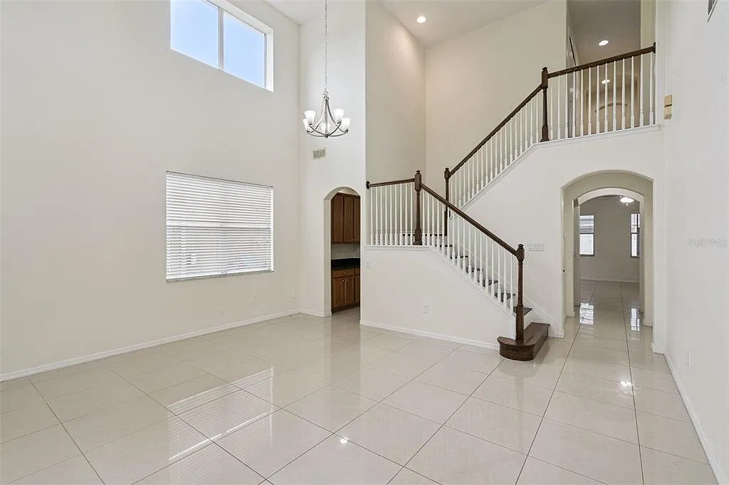 5 bed, 2.5 bath, 2863 sqft, $3,250 — Photo 4