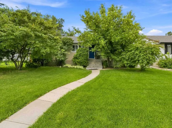 11840 Saint Albert Trl NW, Edmonton, AB T5L 4G4