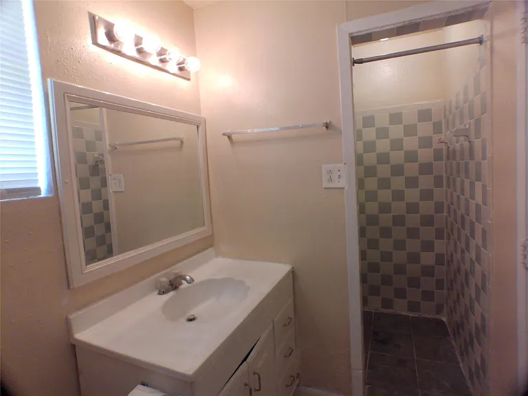 1301 Glenmore Dr — Photo 20