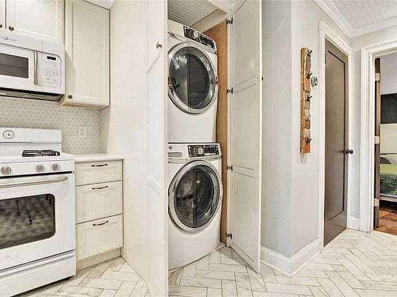 4th image of 23-18 Hoyt Ave