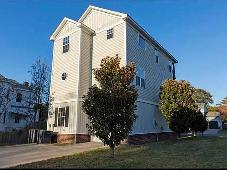 220 Segar St — Photo 1