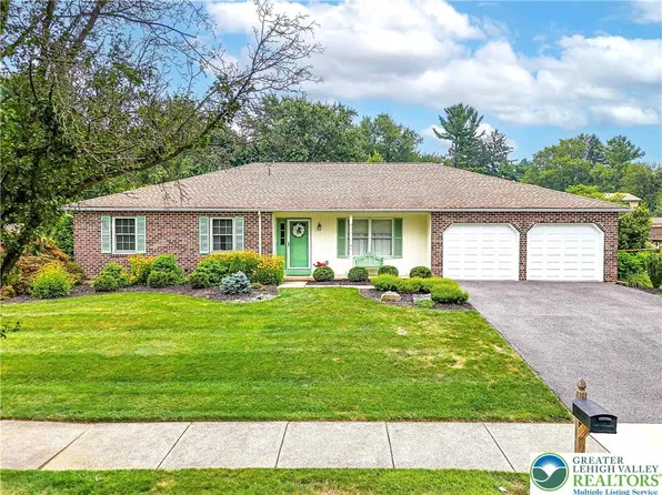 525 Barclay Dr, Bethlehem, PA 18017