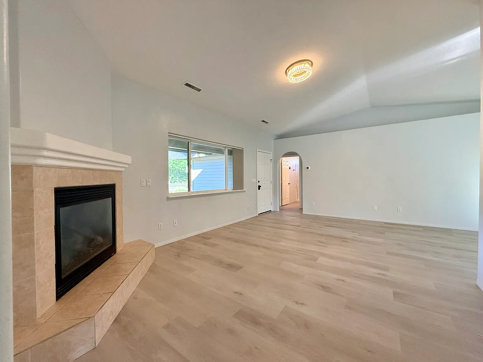 1870 E Donner Trl — Photo 2