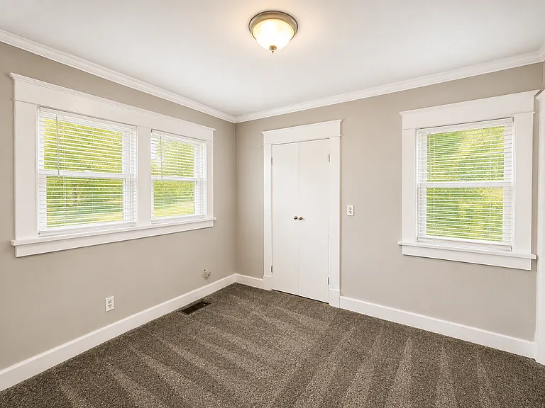 323 N River Blvd — Photo 5