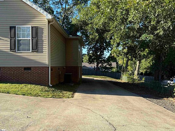 4th image of 211 Wildwood Dr