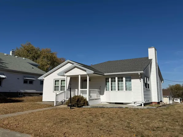 907 Grant St, Parkersburg, IA 50665