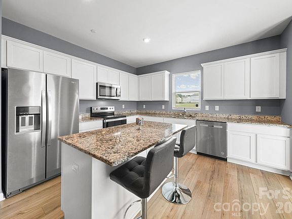 4th image of 3082 Bell Spur Ave SW