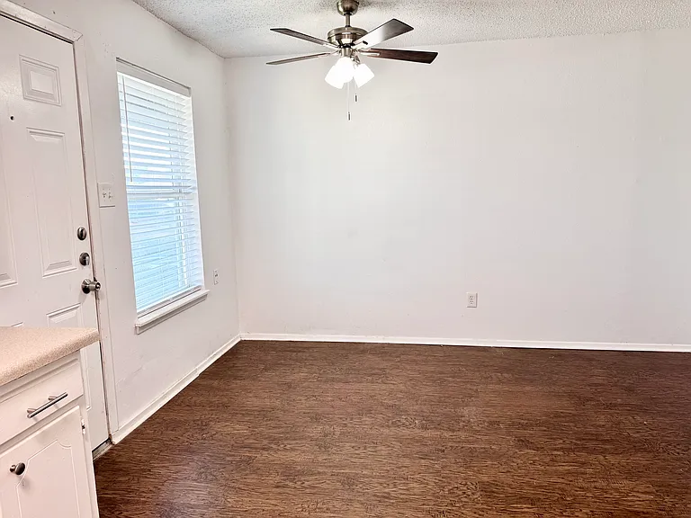 441 SW Thomas St #B — Photo 9