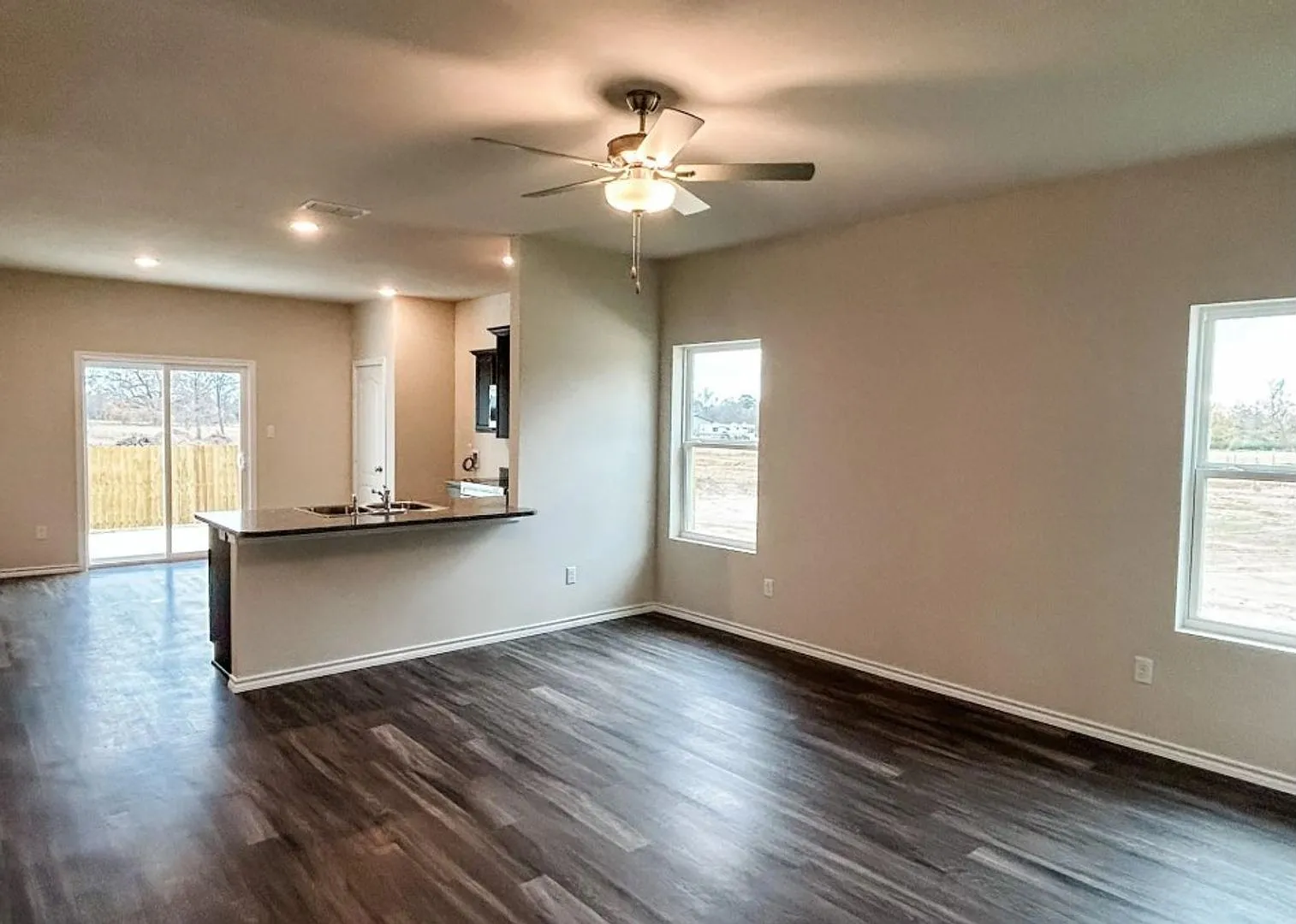 Like new 4-bed/2-bath! — Photo 2
