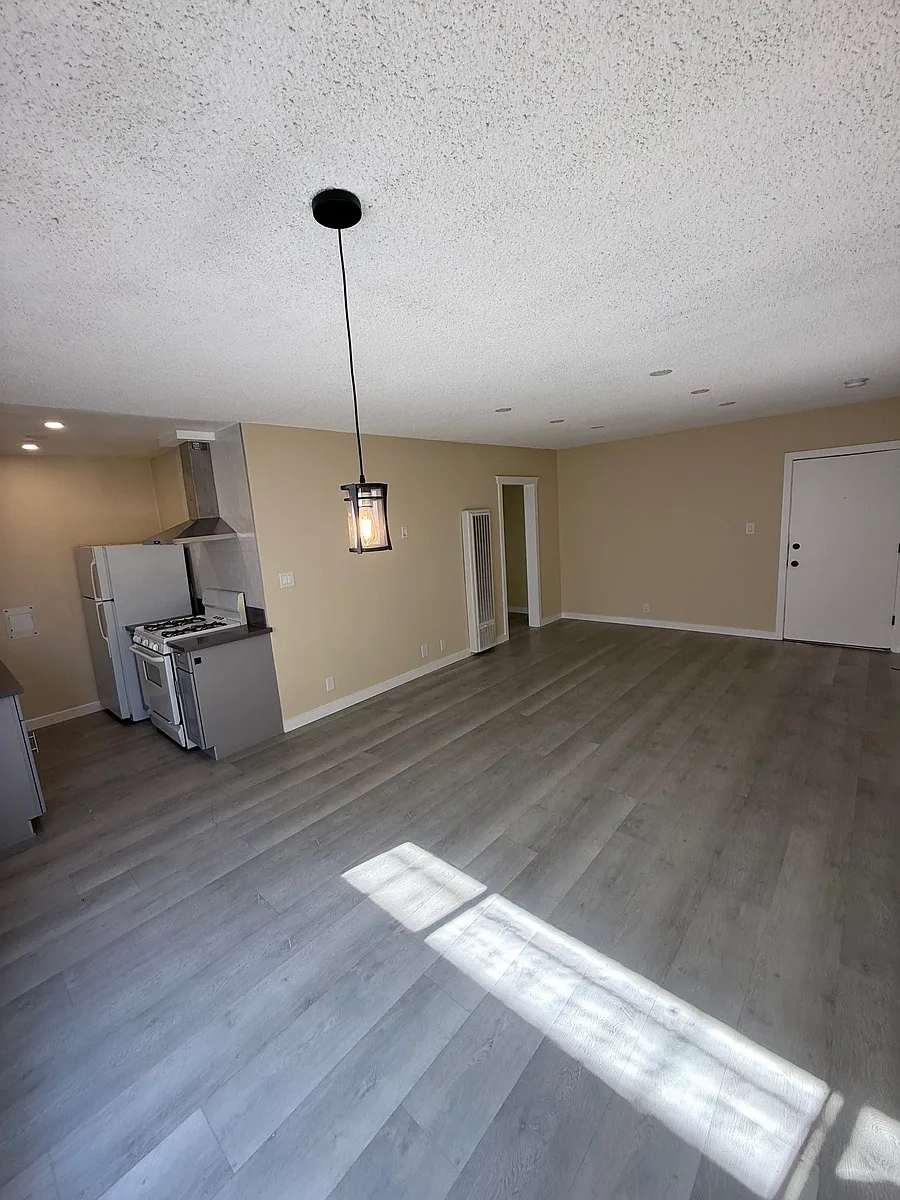 Building Photo - 12736 Mitchell Ave #5