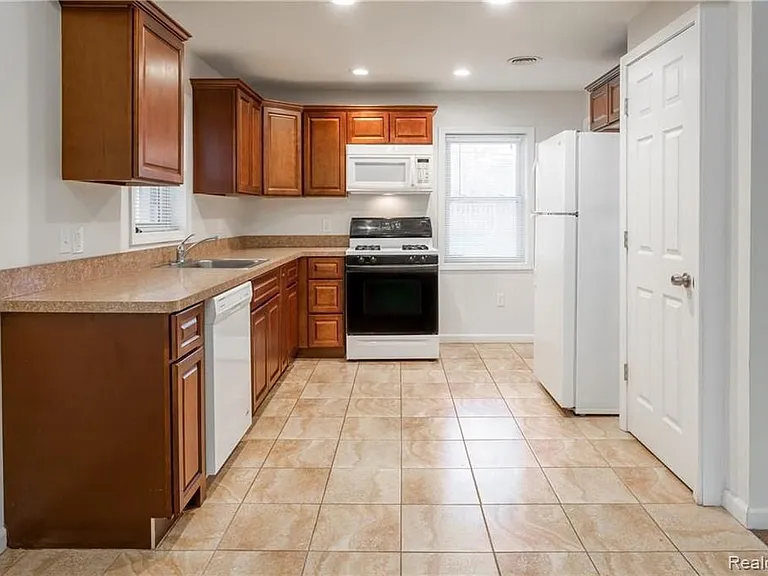 31733 Kathryn St — Photo 9