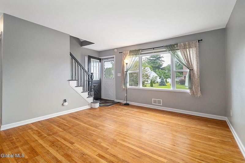 5th image of 7 Colt Road