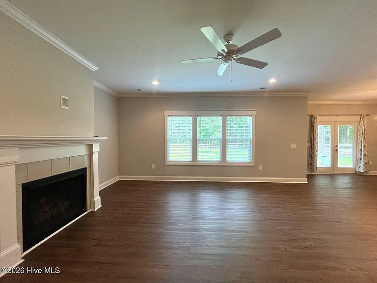 404 Endicott Ct — Photo 7