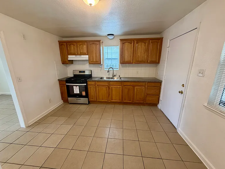 751 Angelus St — Photo 5