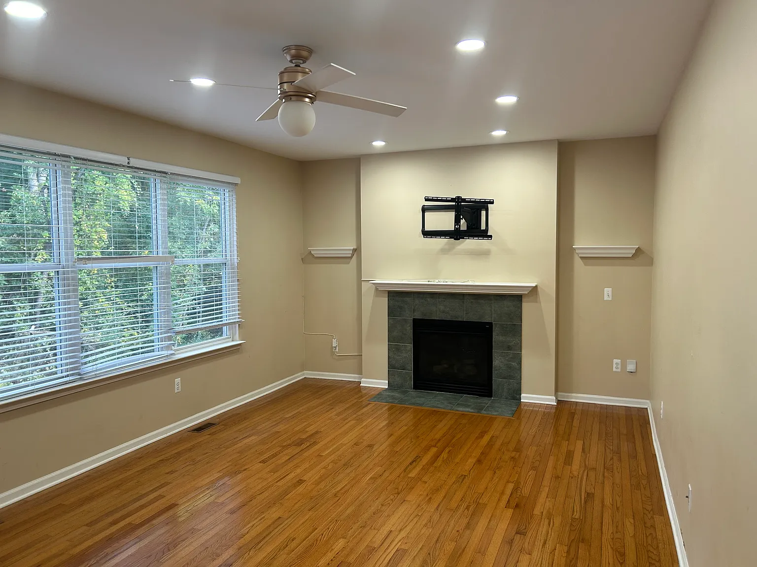 4 bed, 3.5 bath, 2570 sqft, $3,500 — Photo 4