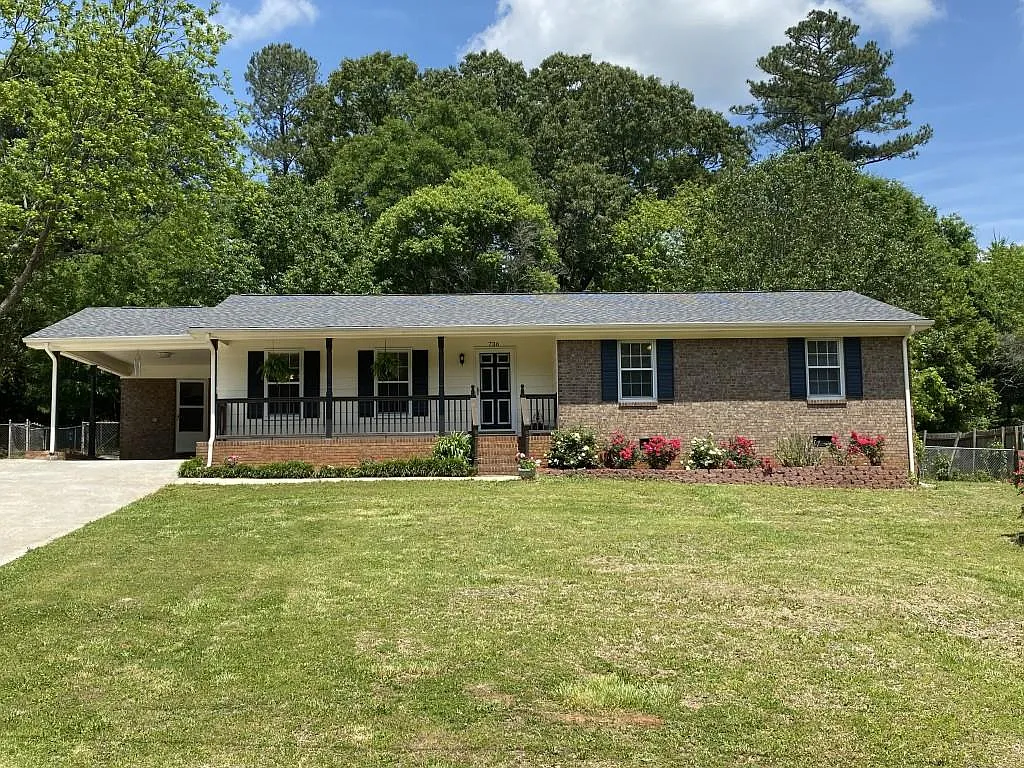 736 Country Club Dr photo 1