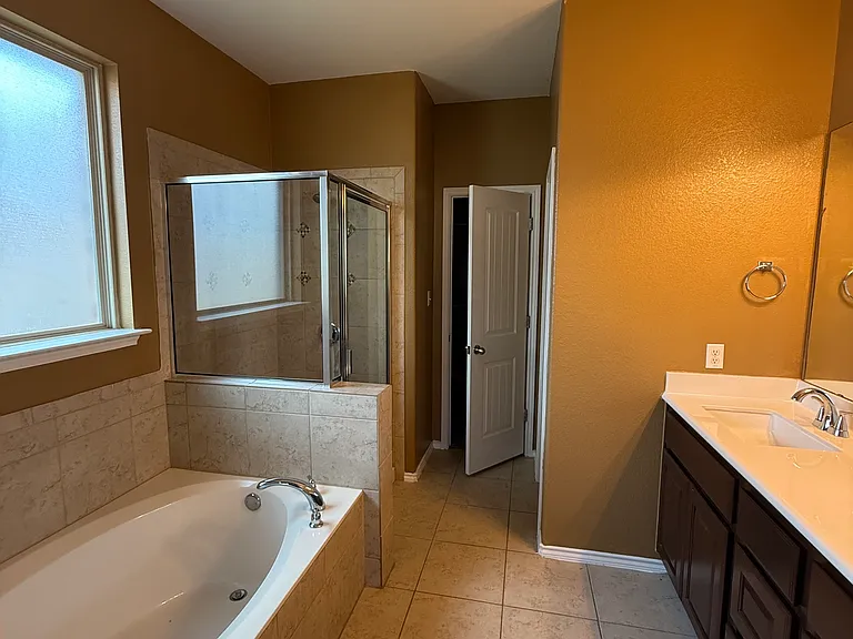 305 Leather Oak Loop — Photo 14
