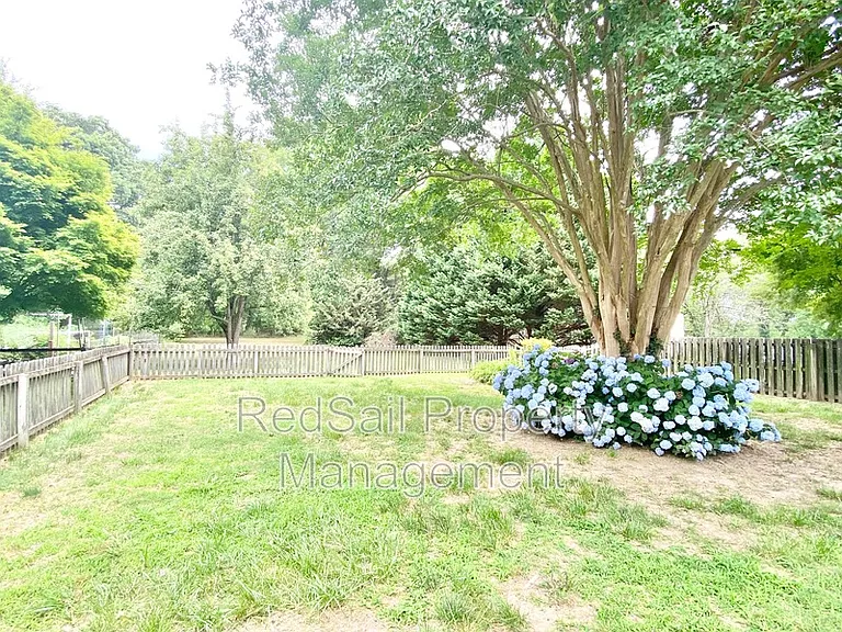 443 Sonora Dr — Photo 3