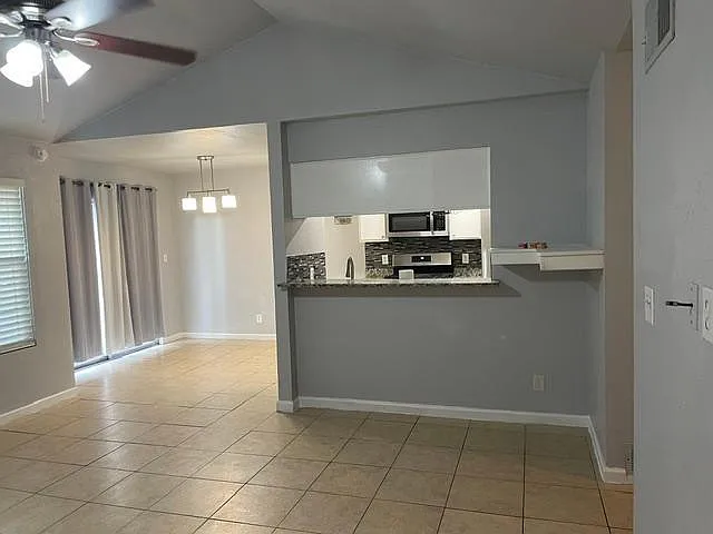 2 bed, 2.0 bath, 948 sqft, $1,495 — Photo 2