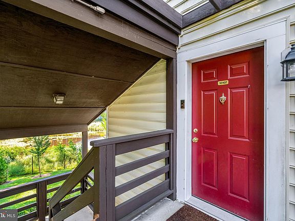 3rd image of 10107 Oakton Terrace Rd
