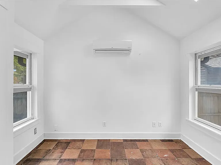 506 S Poplar St — Photo 15