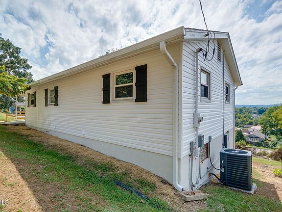 3rd image of 546 Bays View Ct