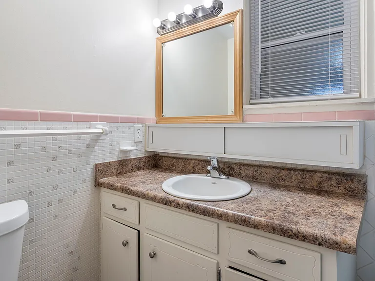 936 E Walnut St #1 — Photo 17