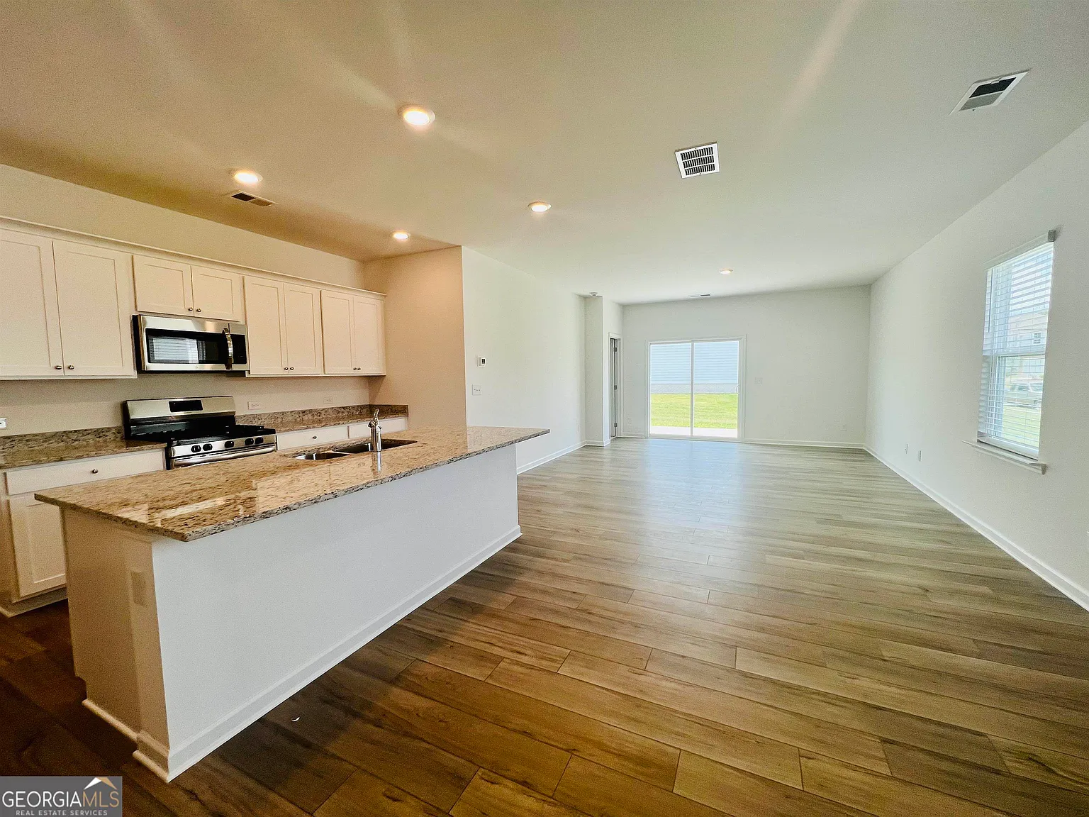 4 bed, 2.5 bath, 2338 sqft, $2,450 — Photo 2
