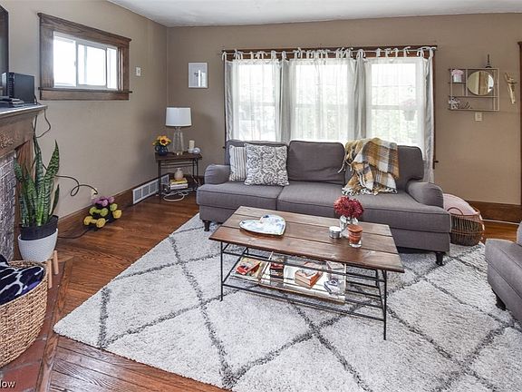 4th image of 2122 Eldred Ave