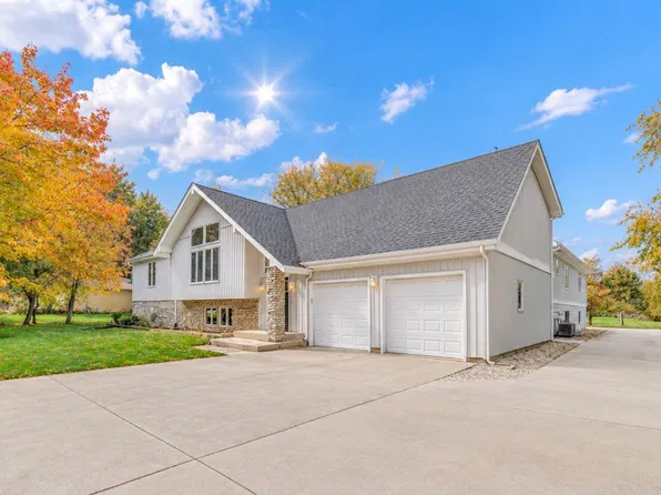 7N140 Nancy Ln, St Charles, IL 60175