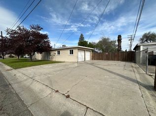 600 N Dickran Dr, Tulare, CA 93274