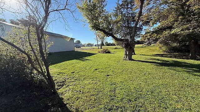 3 bed, 2.0 bath, 2809 sqft, $2,100 — Photo 2