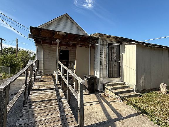 3rd image of 1814 W Travis St
