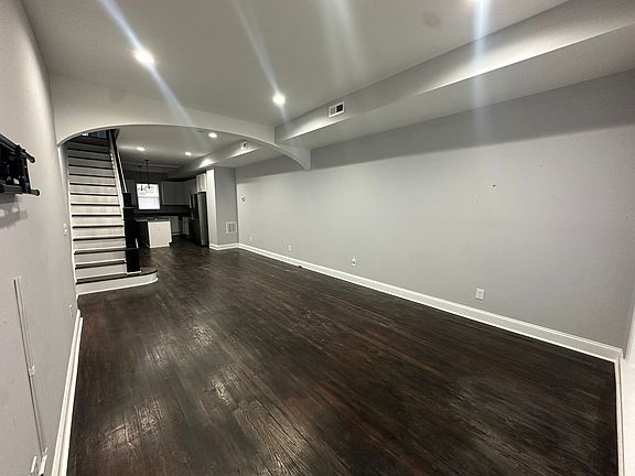3rd image of 407 N Lakewood Ave Room 5