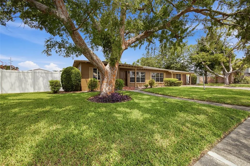 3 bed, 2.0 bath, 1950 sqft, $3,500 — Photo 3