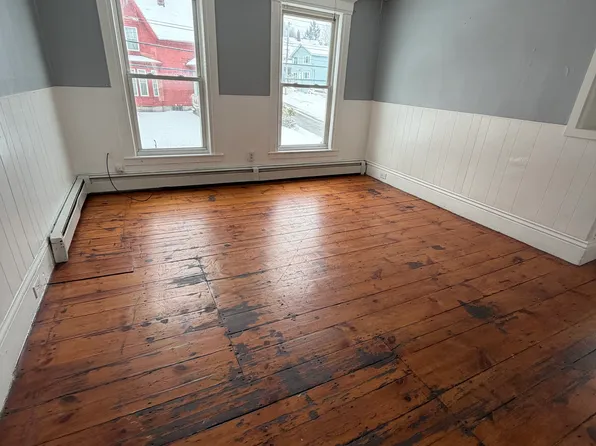 452 Manchester St APT 2, Manchester, NH 03103