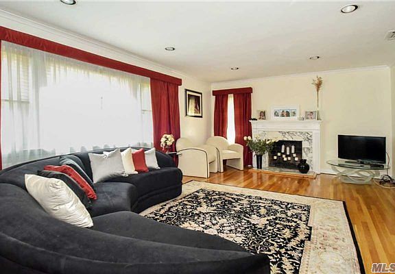 4th image of 378 Stewart Ave