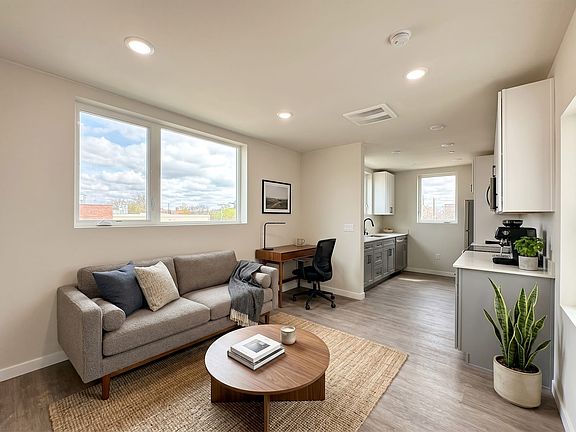 4th image of 614 13th Ave E #202