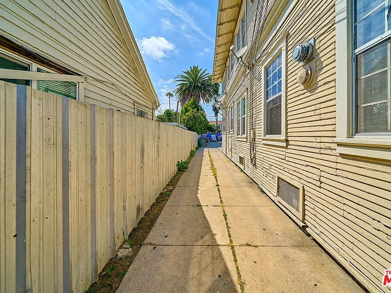 1347 Valencia St — Photo 32