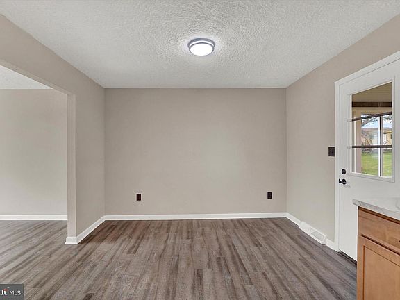 5th image of 121 Pauline Ave