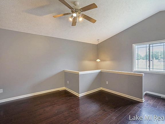 3rd image of 627 Charles Ave SE