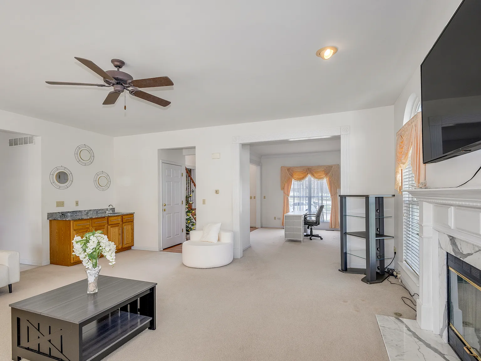 4 bed, 3.5 bath, 3378 sqft, $6,800 — Photo 2
