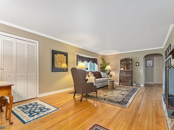 4th image of 5 Abrams Rd