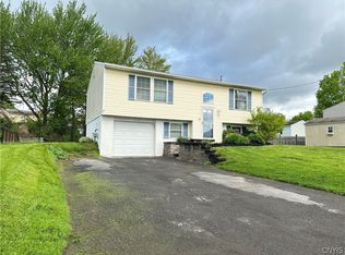 8239 Elaine Cir, Liverpool, NY 13090