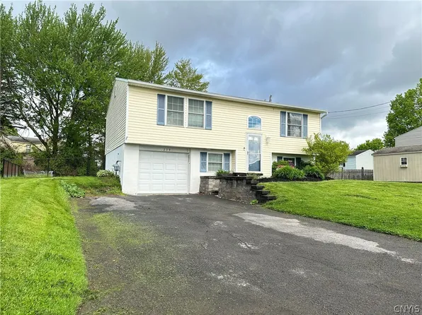 8239 Elaine Cir, Liverpool, NY 13090